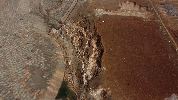 Foto - Deprem sırasında oluştu! Devasa yarık havadan görüntülendi