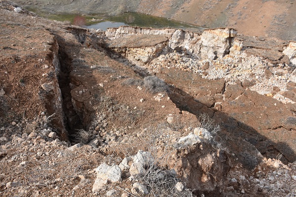 Foto - Deprem sırasında oluştu! Devasa yarık havadan görüntülendi