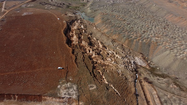 Foto - Deprem sırasında oluştu! Devasa yarık havadan görüntülendi