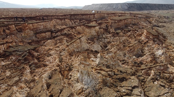 Foto - Deprem sırasında oluştu! Devasa yarık havadan görüntülendi
