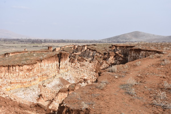 Foto - Deprem sırasında oluştu! Devasa yarık havadan görüntülendi