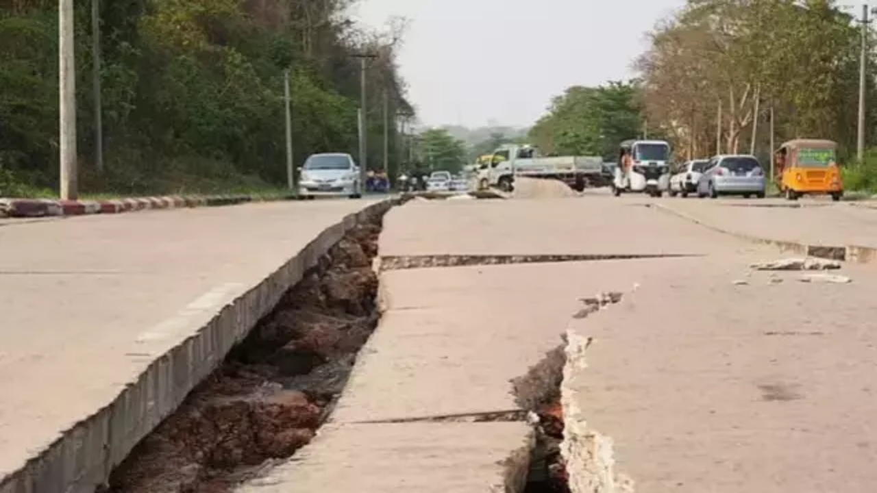 Foto - Deprem sırasında yüzeydeki yarılma anı ilk defa görüntülendi! İşte o şaşırtan anlar