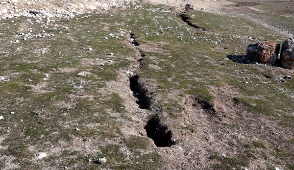 Foto - Deprem sonrası Aksaray'da yol ve araziler yarıldı