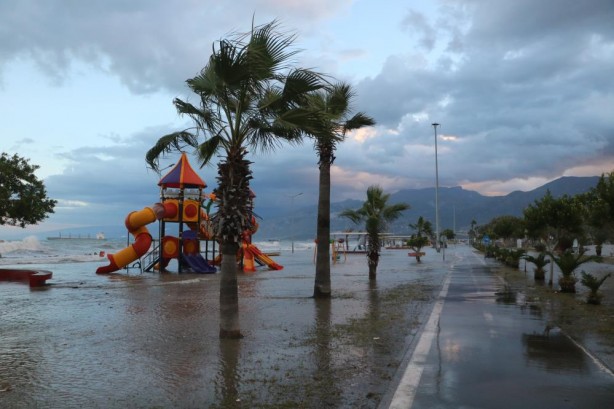 Foto - Deprem sonrası çökmüştü... Denizle kara birleşti!