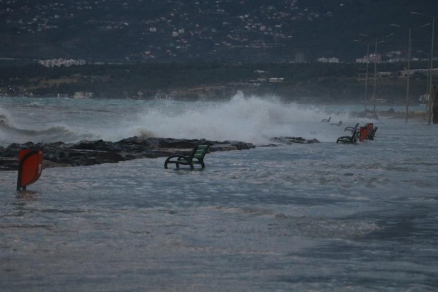 Foto - Deprem sonrası çökmüştü... Denizle kara birleşti!