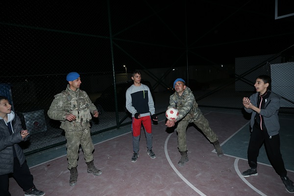 Foto - Deprem sonrası en büyük yerleşim yeri oldu! Ramazanın ilk günü konteyner kentte yaşam görüntülendi