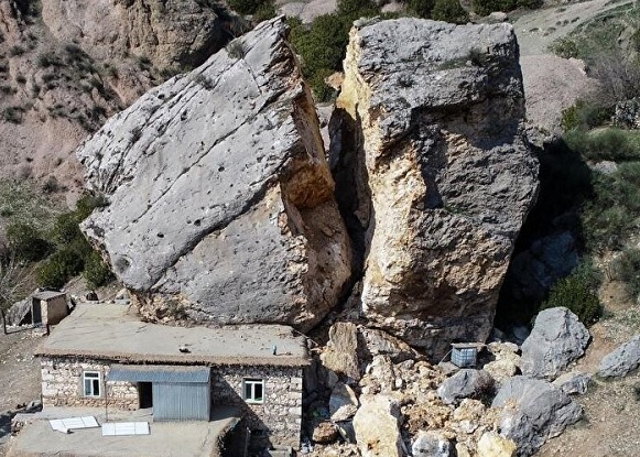 Foto - Deprem sonrası köyün kabusu oldu! Parçalanacak mı eritilecek mi? 