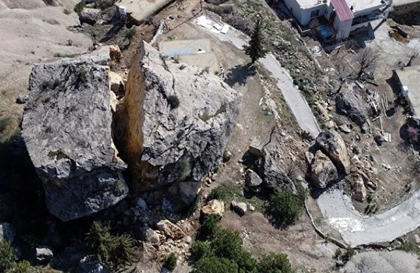 Deprem sonrası köyün kabusu oldu! Parçalanacak mı eritilecek mi? 