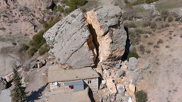 Foto - Deprem sonrası köyün kabusu oldu! Parçalanacak mı eritilecek mi? 