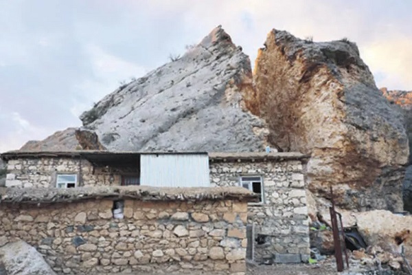 Foto - Deprem sonrası köyün kabusu oldu! Parçalanacak mı eritilecek mi? 