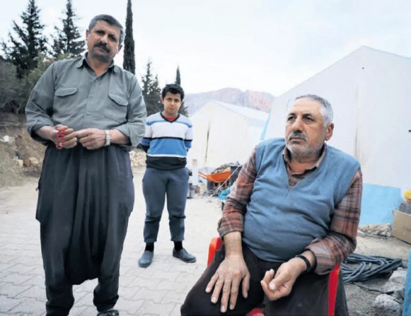 Foto - Deprem sonrası köyün kabusu oldu! Parçalanacak mı eritilecek mi? 