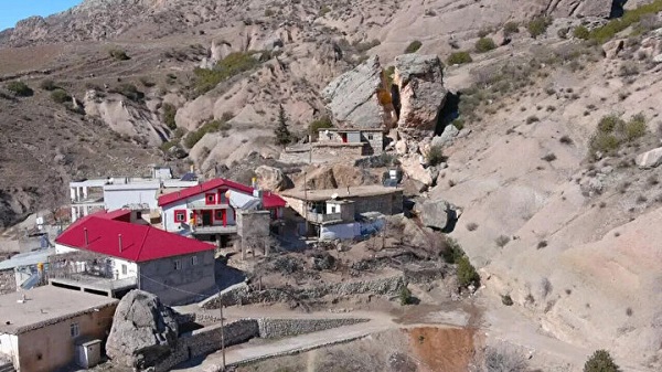 Foto - Deprem sonrası köyün kabusu oldu! Parçalanacak mı eritilecek mi? 