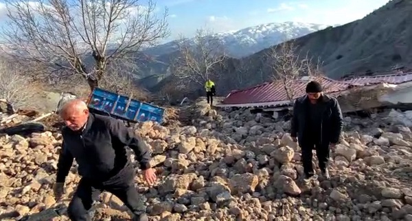 Foto - Deprem sonrası yaşandı! Heyelan mezrayı böyle yuttu
