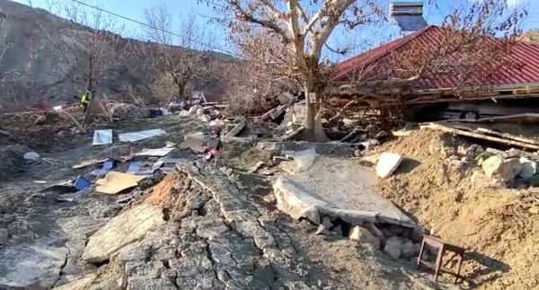 Foto - Deprem sonrası yaşandı! Heyelan mezrayı böyle yuttu