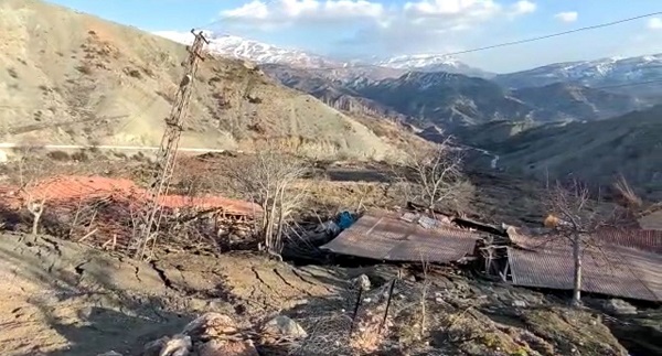 Foto - Deprem sonrası yaşandı! Heyelan mezrayı böyle yuttu