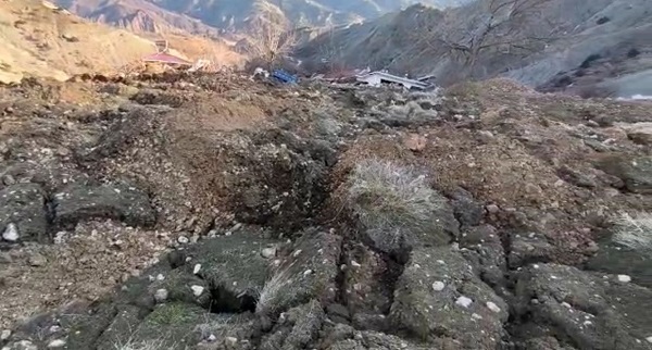 Deprem sonrası yaşandı! Heyelan mezrayı böyle yuttu