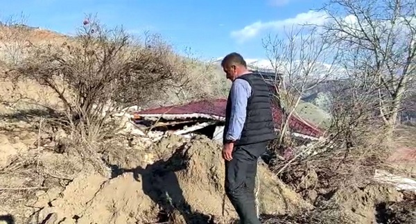Foto - Deprem sonrası yaşandı! Heyelan mezrayı böyle yuttu