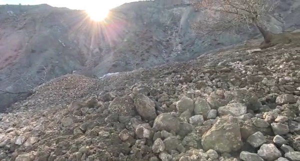 Foto - Deprem sonrası yaşandı! Heyelan mezrayı böyle yuttu