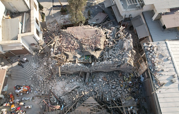 Deprem tarihi binalara zarar verdi! 450 yıllık yapı yerle bir oldu