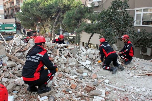 Deprem tatbikatı gerçeğini aratmadı