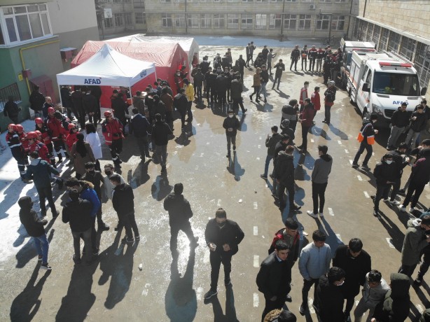 Foto - Deprem tatbikatı gerçeğini aratmadı!
