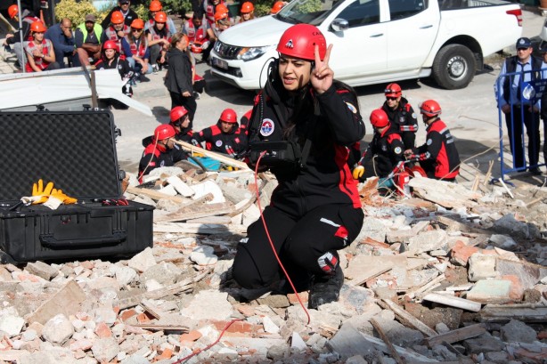 Foto - Deprem tatbikatı gerçeğini aratmadı