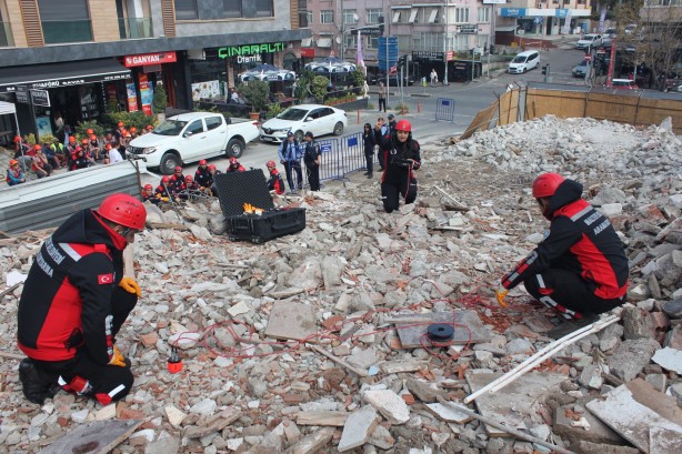 Foto - Deprem tatbikatı gerçeğini aratmadı