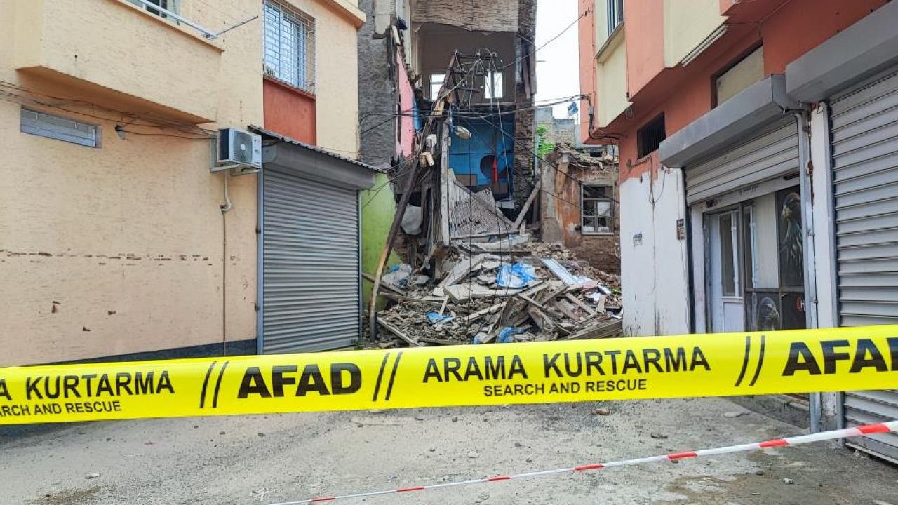 Deprem ve sağanak vurdu! Metruk bina yıkıldı