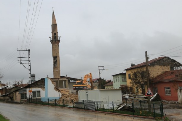 Foto - Depremde ağır hasar gördü! Cami ve minaresi iş makinesiyle yıkıldı