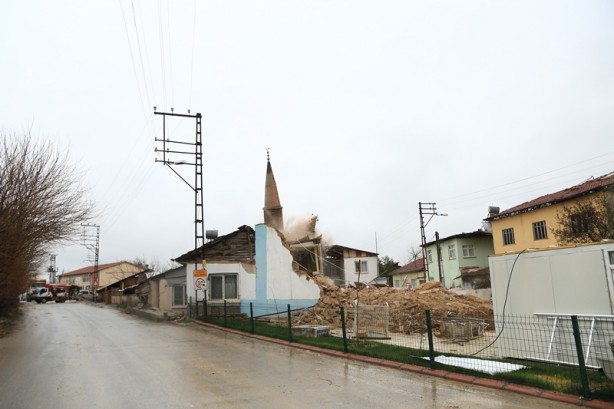 Foto - Depremde ağır hasar gördü! Cami ve minaresi iş makinesiyle yıkıldı