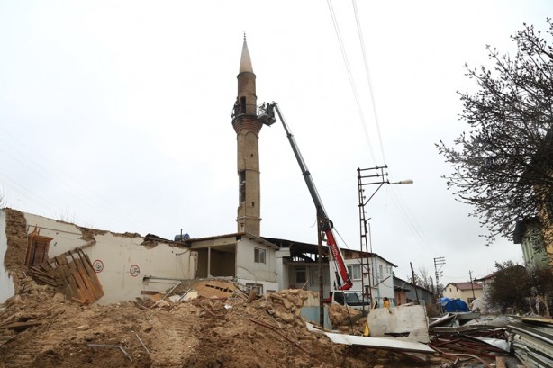 Foto - Depremde ağır hasar gördü! Cami ve minaresi iş makinesiyle yıkıldı