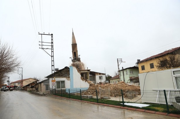 Foto - Depremde ağır hasar gördü! Cami ve minaresi iş makinesiyle yıkıldı