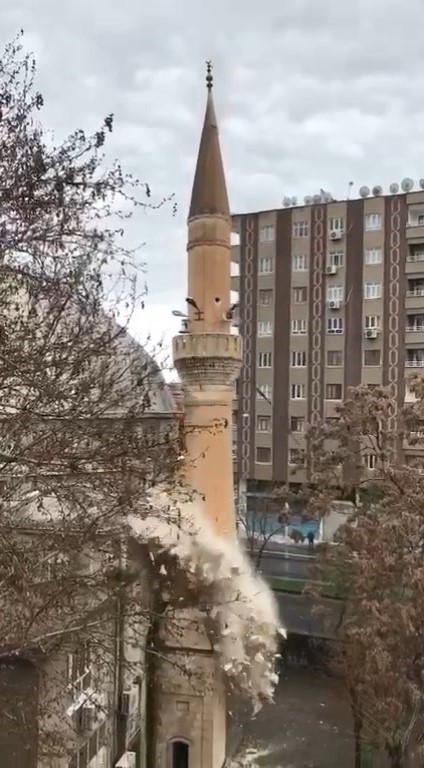 Depremde ağır hasar gören cami minaresi kontrollü yıkıldı