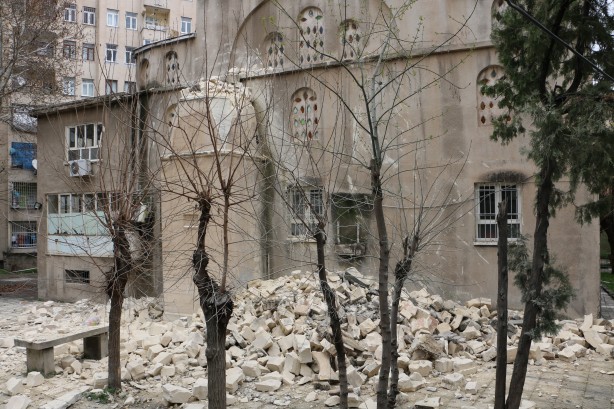 Foto - Depremde ağır hasar gören cami minaresi kontrollü yıkıldı