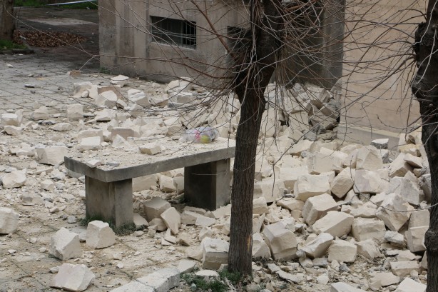 Foto - Depremde ağır hasar gören cami minaresi kontrollü yıkıldı