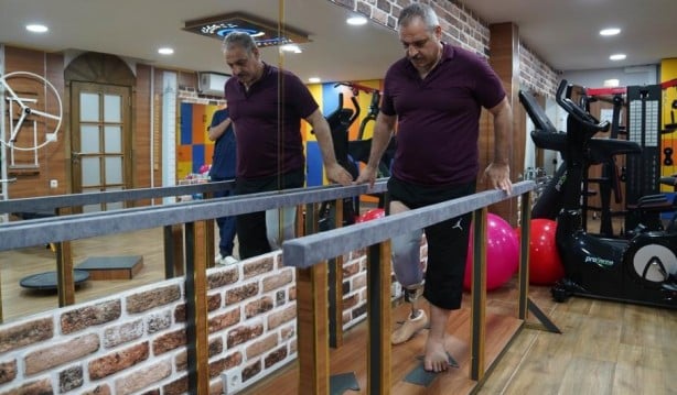 Foto - Depremde ailesini ve bacağını kaybetti! Yine de hayata tutundu