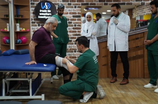 Foto - Depremde ailesini ve bacağını kaybetti! Yine de hayata tutundu