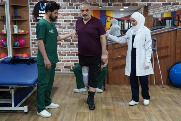 Foto - Depremde ailesini ve bacağını kaybetti! Yine de hayata tutundu