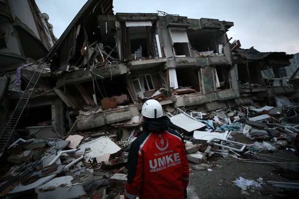 Foto - Depremde çöken binanın balkonundan atlayarak hayatta kaldı! Korku dolu anları böyle anlattı