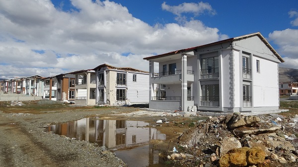 Foto - Depremde harabeye döndü! Milyonluk 65 villanın üzerinde bakın ne yazıyor