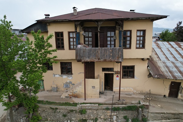 Depremde hasar gördü! 120 yıllık konağın son hali
