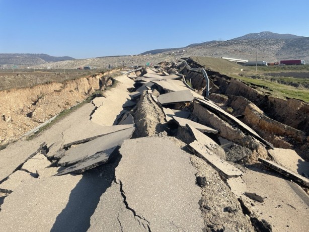 Depremde hasar gören bazı yollar böyle görüntülendi