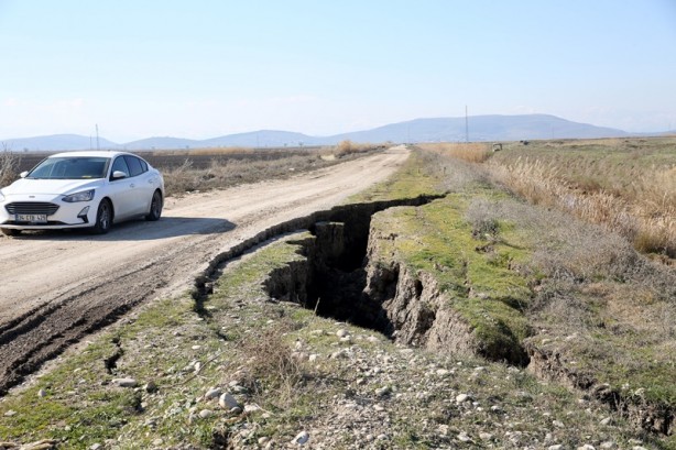 Foto - Depremde hasar gören bazı yollar böyle görüntülendi