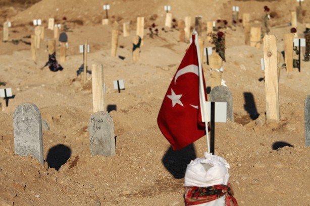 Foto - Depremde hayatını kaybedenlerin mezarlığında yürek yakan görüntü!