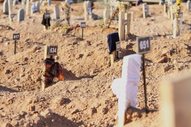 Foto - Depremde hayatını kaybedenlerin mezarlığında yürek yakan görüntü!