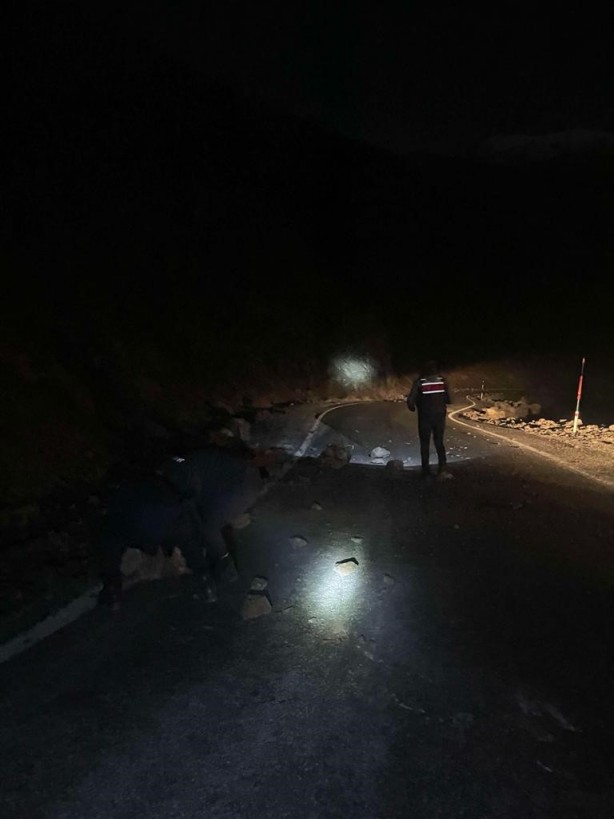 Foto - Depremde köy yoluna kaya parçaları düştü!