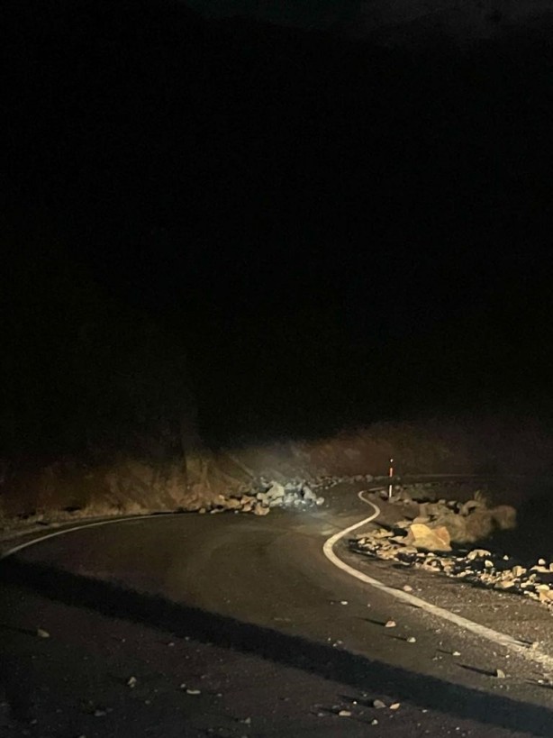 Foto - Depremde köy yoluna kaya parçaları düştü!