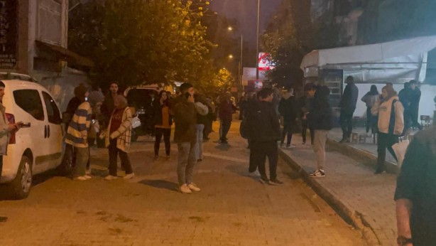 Depremde köy yoluna kaya parçaları düştü!