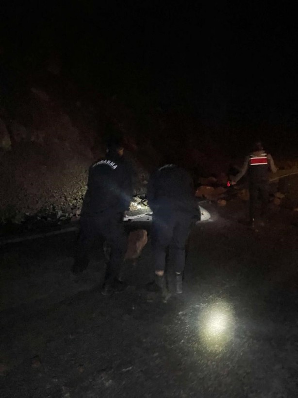 Foto - Depremde köy yoluna kaya parçaları düştü!