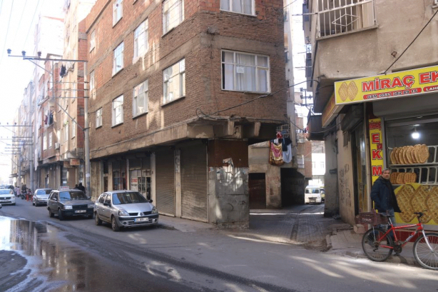 Foto - Depremde milim zarar görmedi! Ayakta kalan binayı görenler şaşkına dönüyor.